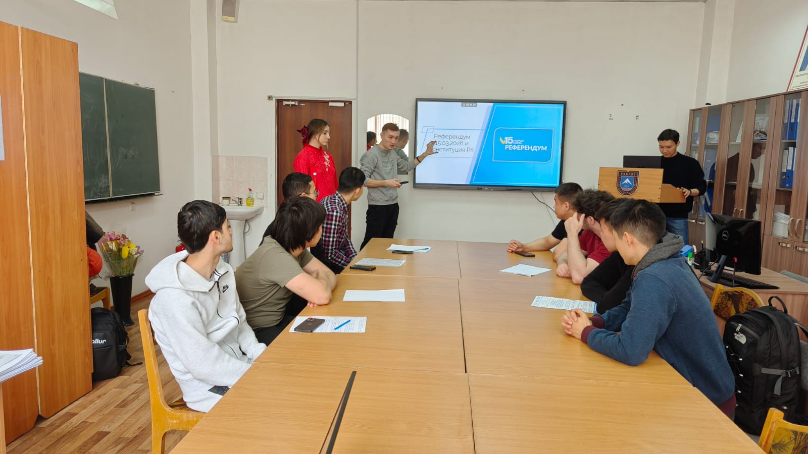 Материалтану мамандығының студенттері Қазақстан Республикасының Конституциясы жобасын талқылауға арналған эдвайзерлік сағатқа қатысты. ТДМ 16 және ТДМ 4